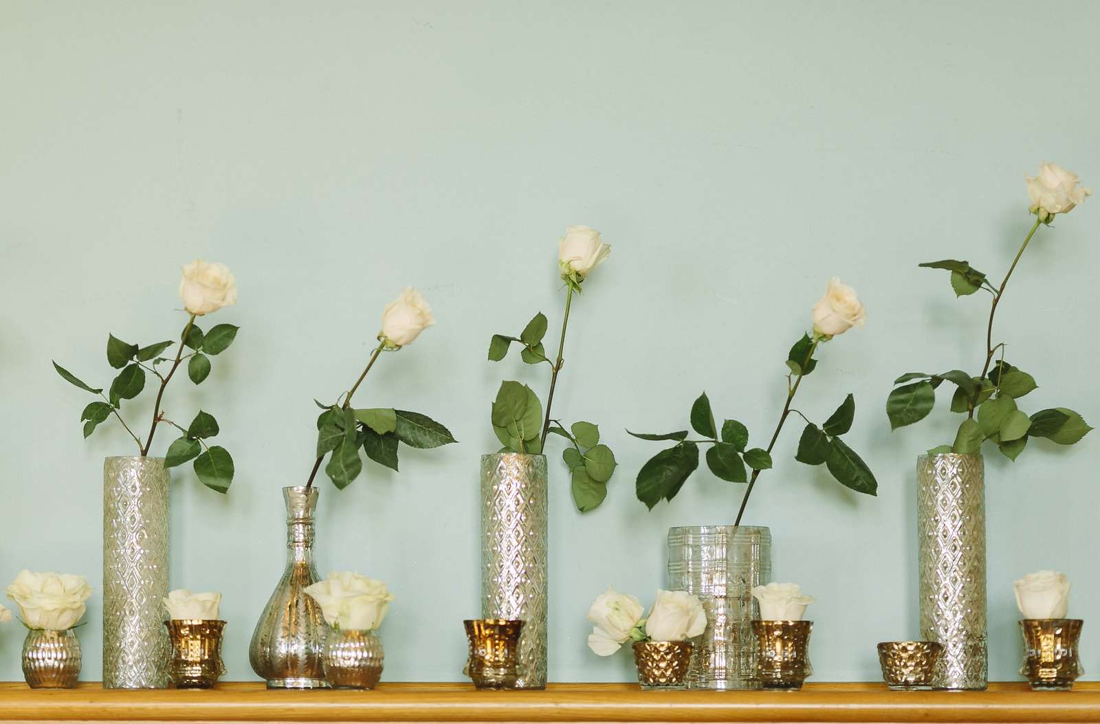 Rosas brancas em vasos quebra-cabeça online