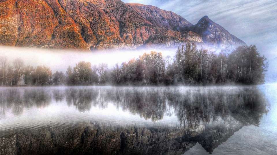 Mgła nad jeziorem puzzle online