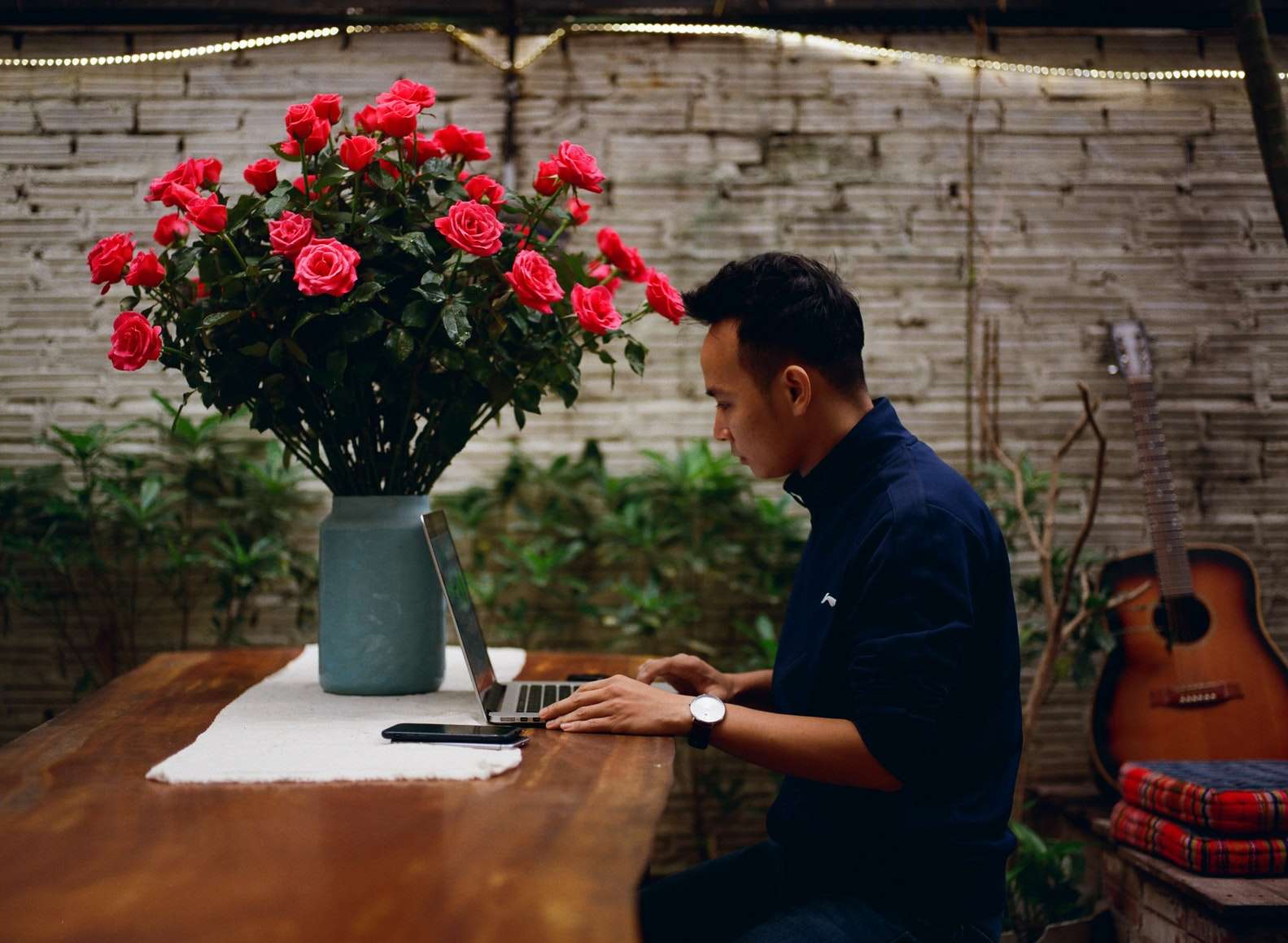 Człowiek pracujący i kwiaty puzzle online