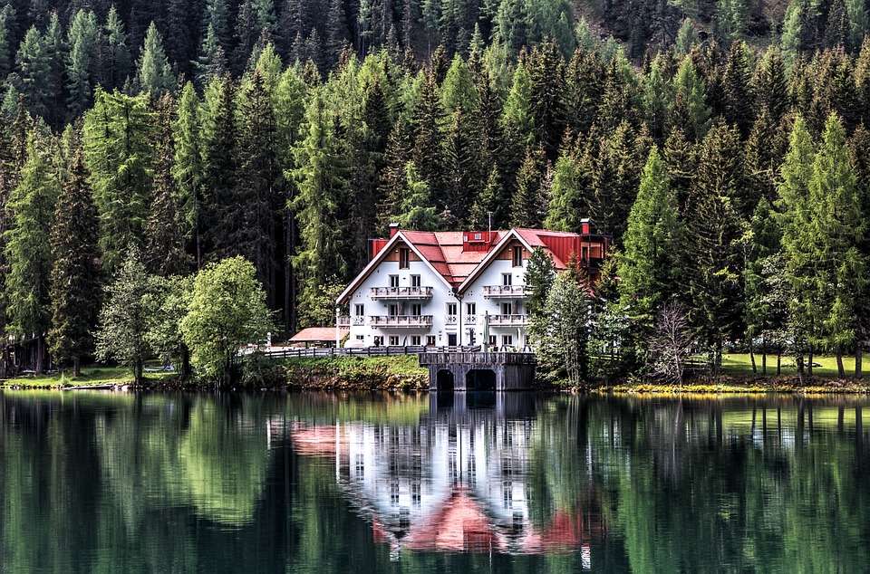 O casă lângă lac puzzle