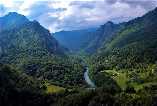 Kanion rzeki Tara w Czarnogórze. puzzle online
