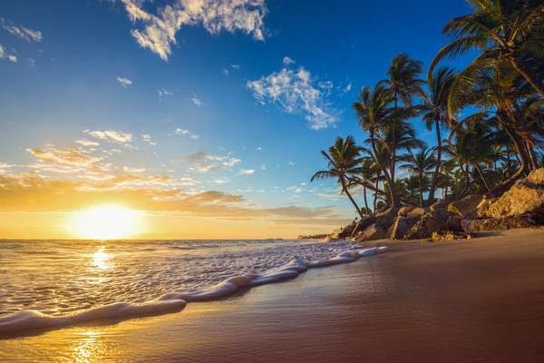 plaża przy zachodzie słońca puzzle online