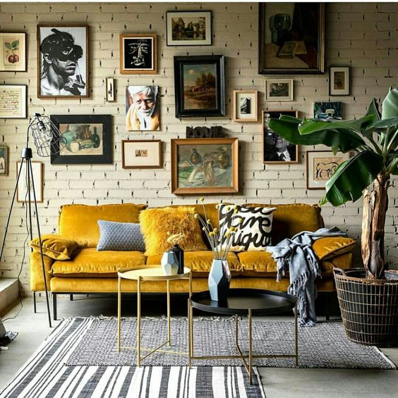 Żółta kanapa w salonie puzzle online