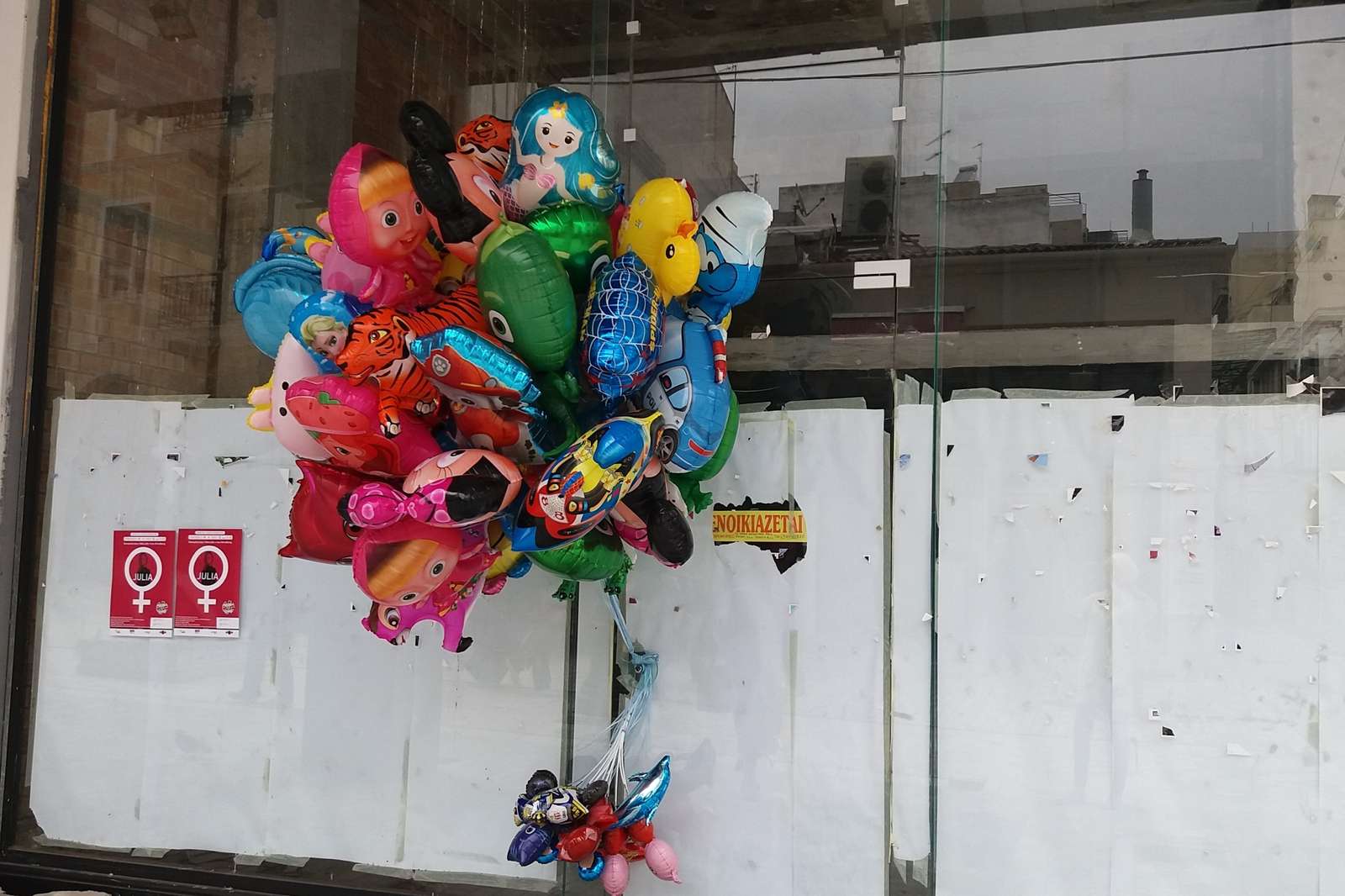 Nowe baloniki na starej ulicy. puzzle online