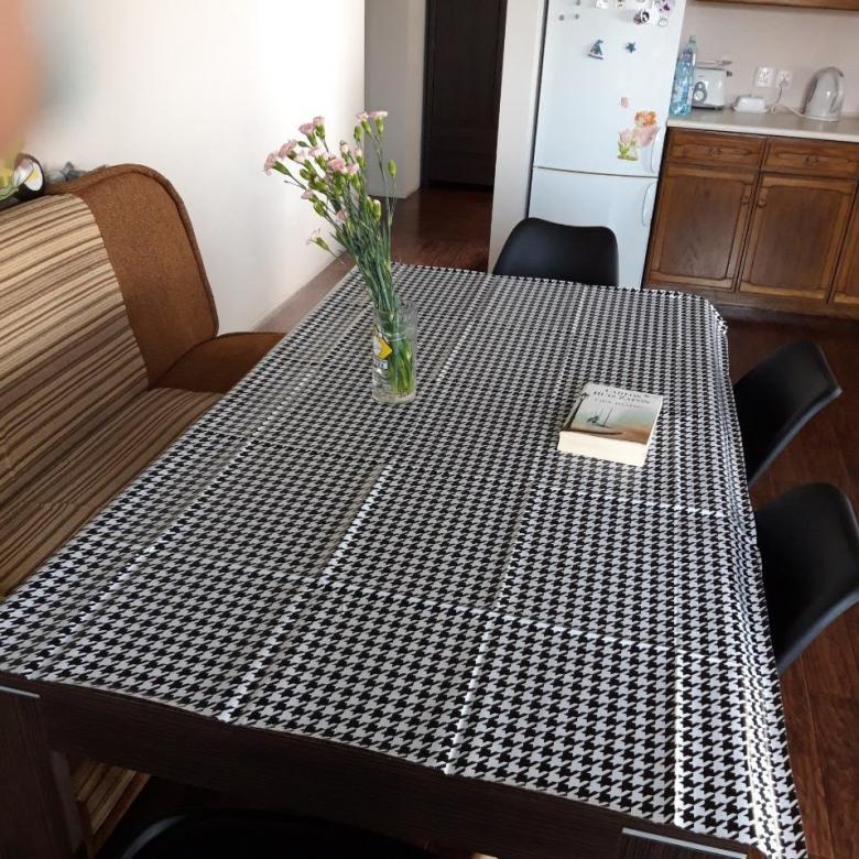 Stół z ceratą w czarno biały wzorek. puzzle online