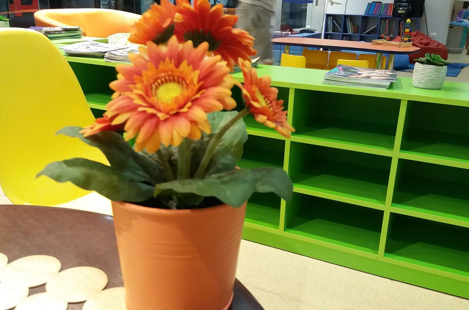 Artificial flower in kindergarten. online puzzle