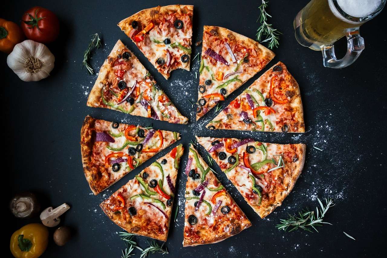Włoska pizza z czarnymi oliwkami puzzle online
