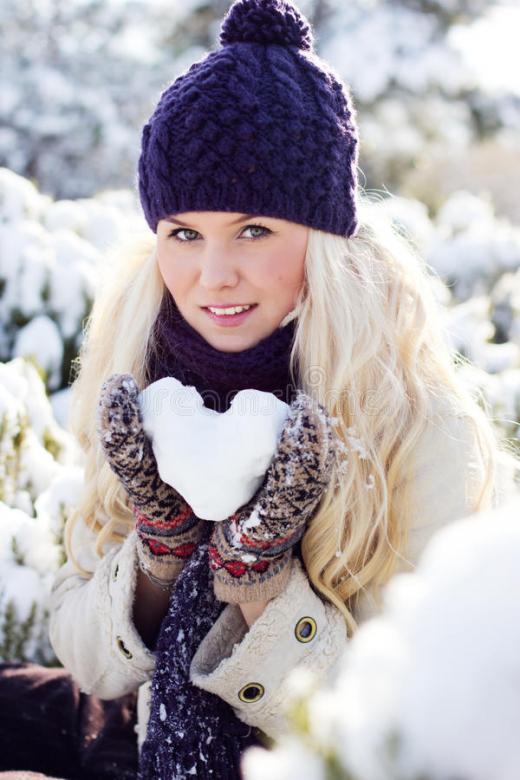 Zimowa dziewczyna z sercem ze śniegu puzzle online