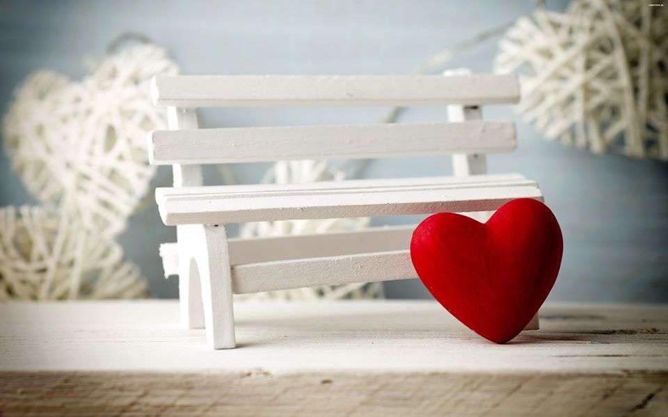 Biała ławeczka z sercem  pełnym miłości puzzle online
