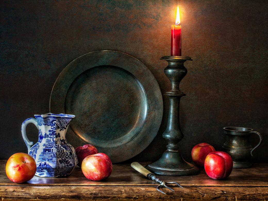 Kompozycja ze starym stołem świecznikiem jabłkami puzzle online