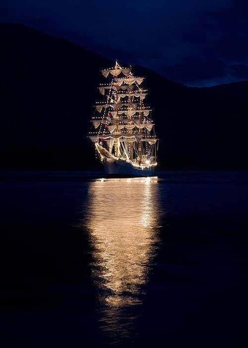 Statek na morzu nocą puzzle online