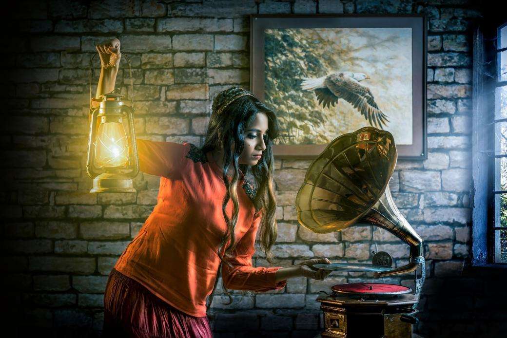 kobieta z lampa naftowa przy patefonie puzzle online