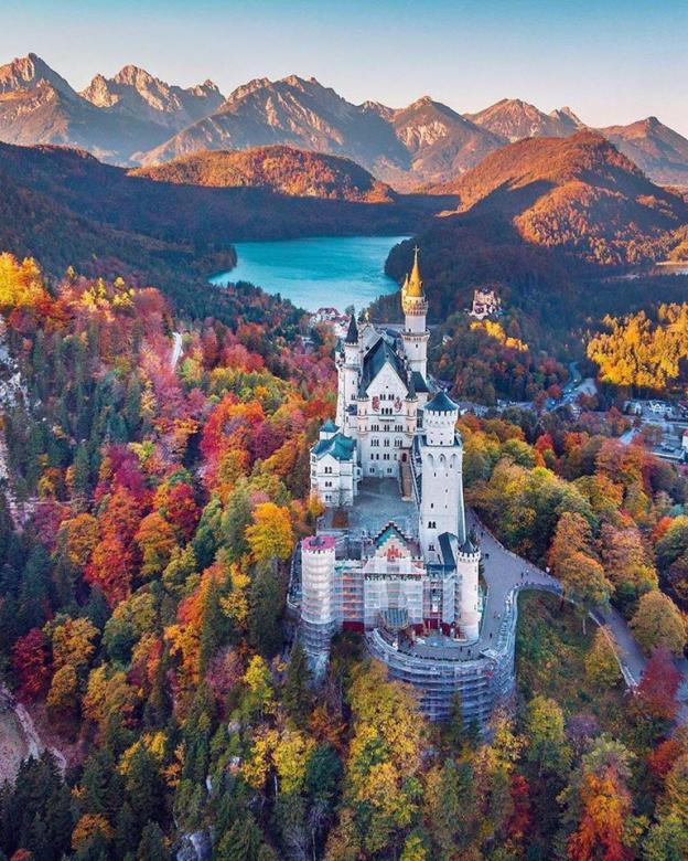 Zamek w górach otulony pięknymi drzewami puzzle online