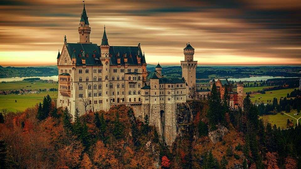 Zamek Neuschwanstein pośród jesiennych drzew puzzle online