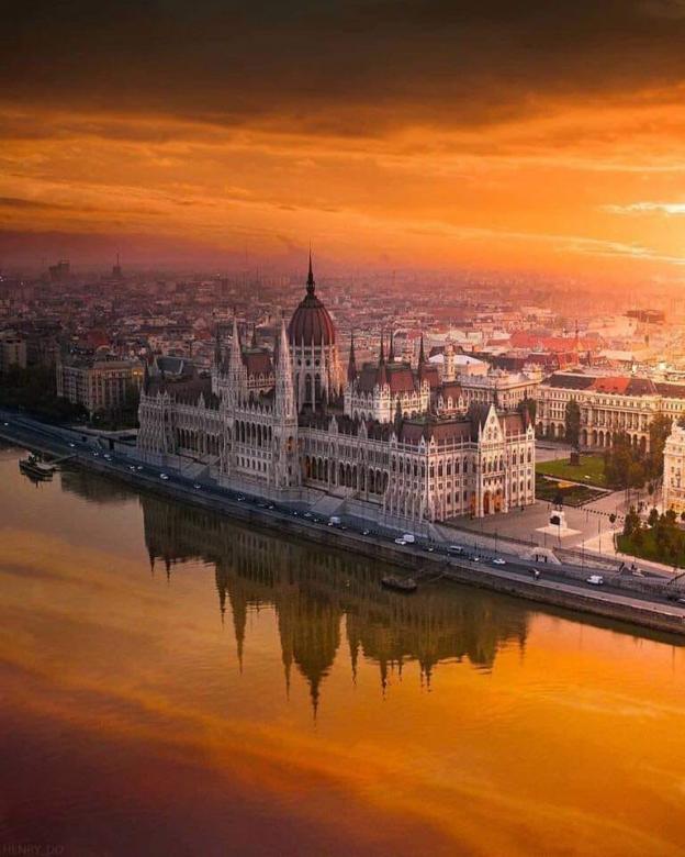 Wschód słońca. Budynek Parlamentu w Budapeszcie puzzle online