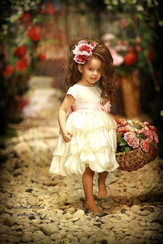 Dziewczynka z koszem pełnym kwiatów puzzle online