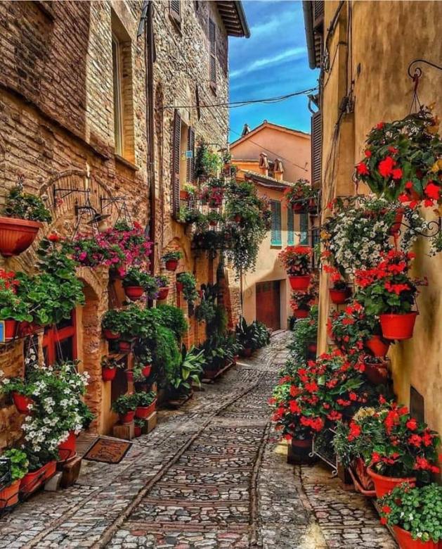 Kwiatowa uliczka-Spella Włochy puzzle online