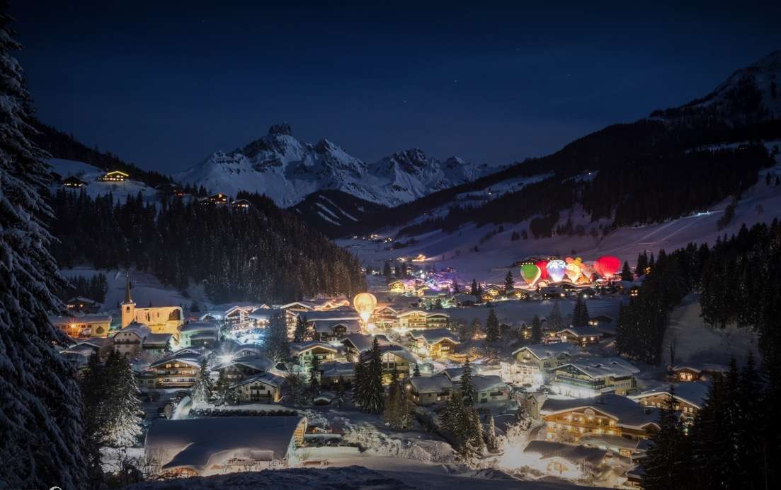 Alpské městečko uprostřed noci puzzle online