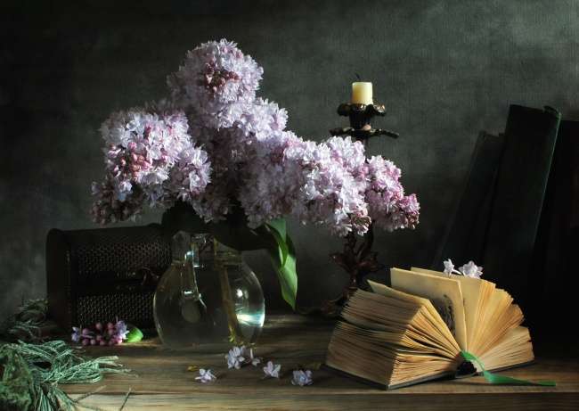 Piękne kwiaty w towarzystwie książek i kuferka puzzle online