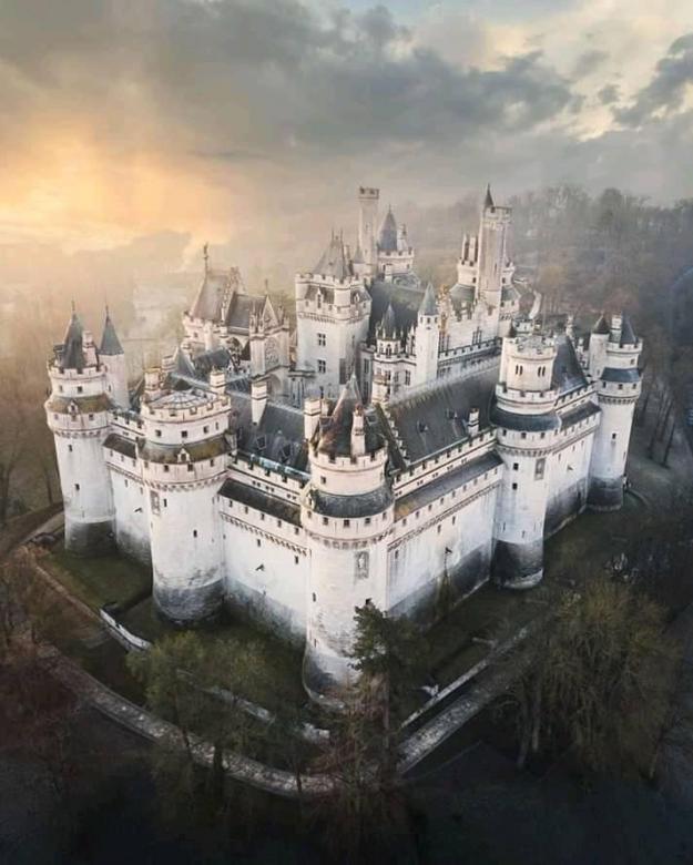 Biały duży piękny zamek puzzle online
