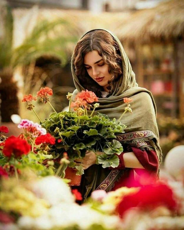 Kobieta z kwiatami wśród innych kwiatów puzzle online