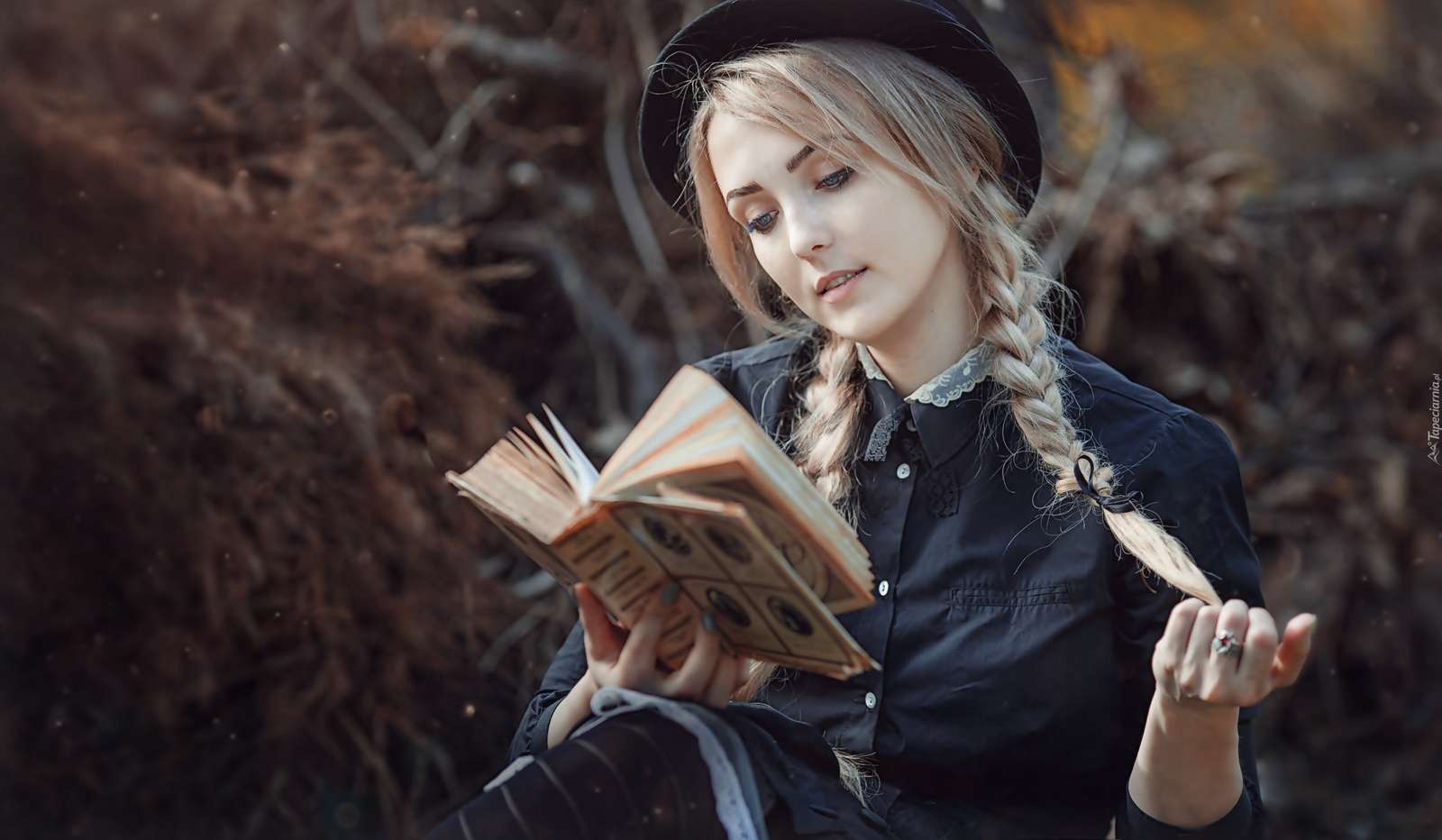 blondynka z warkoczami czytająca książkę puzzle online
