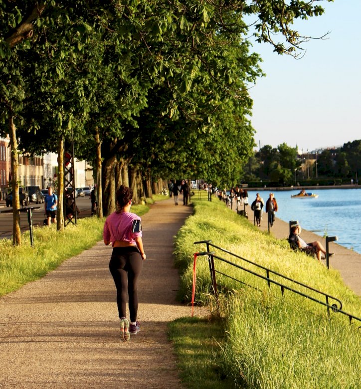 Kobieta jogging w parku puzzle online