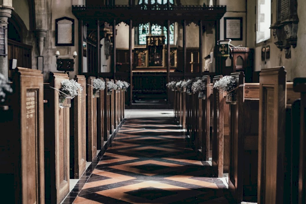 Nawa ślubna w starym kościele puzzle online