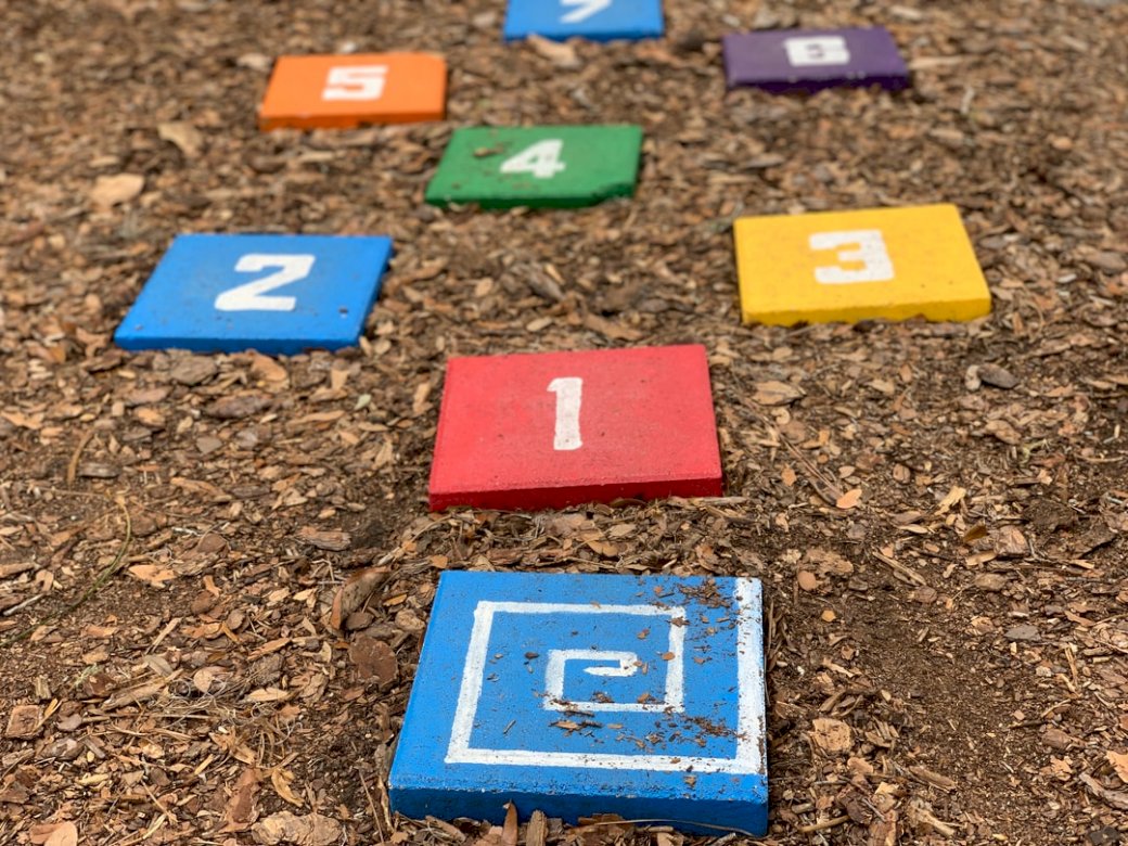 Kolorowe cegły dla dzieci w puzzle online