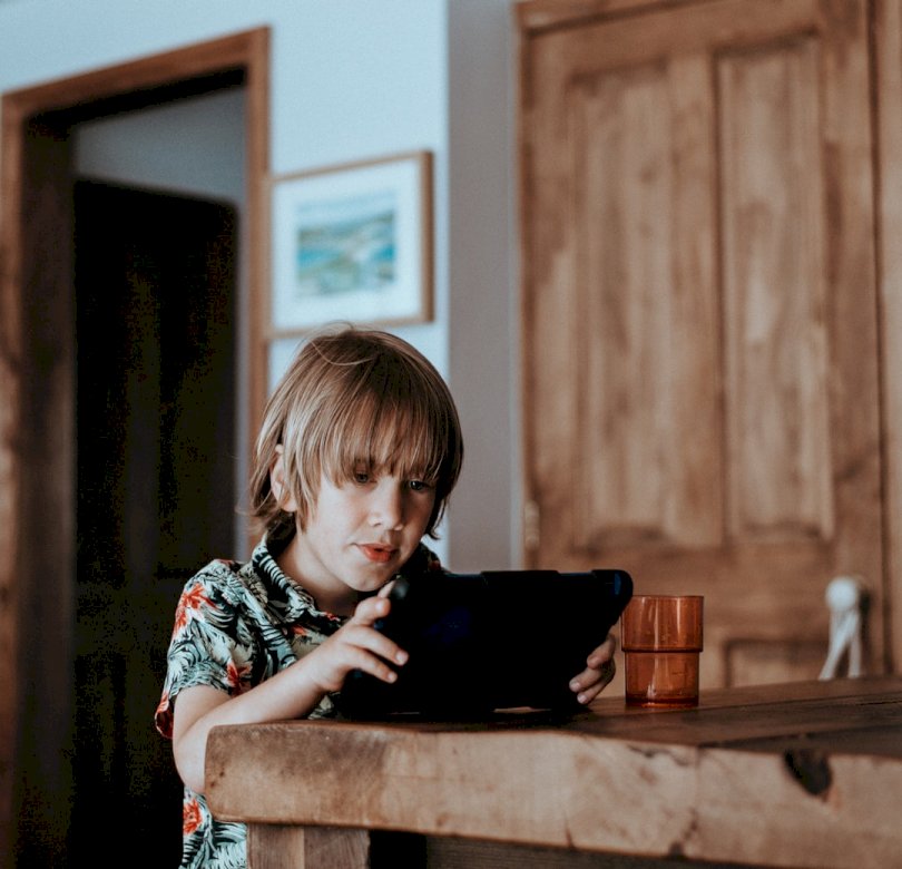 Dziecko bawiące się na iPadzie puzzle online