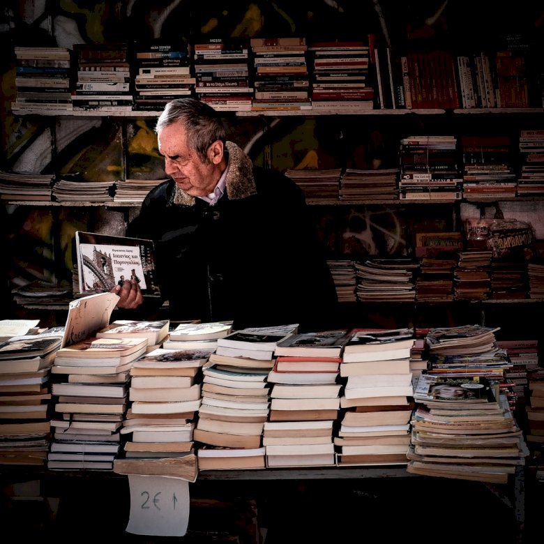 Starszy mężczyzna w księgarni puzzle online