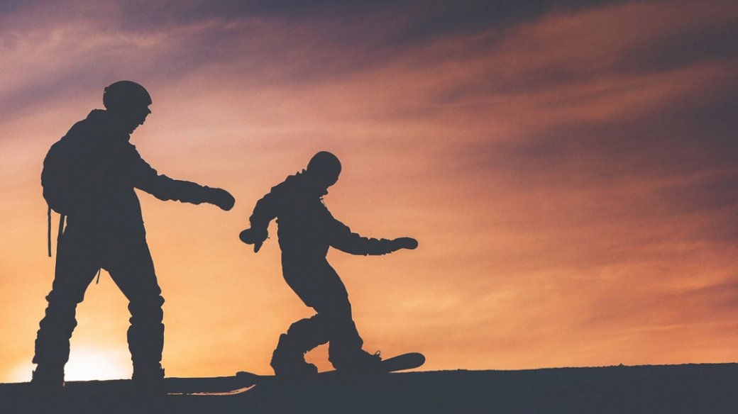Snowboardziści podczas zachodu słońca puzzle online