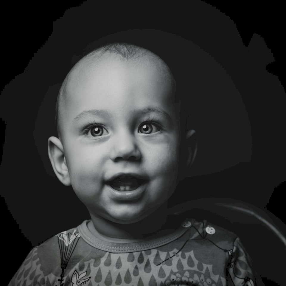 Monochromatyczna twarz dziecka w borach puzzle online