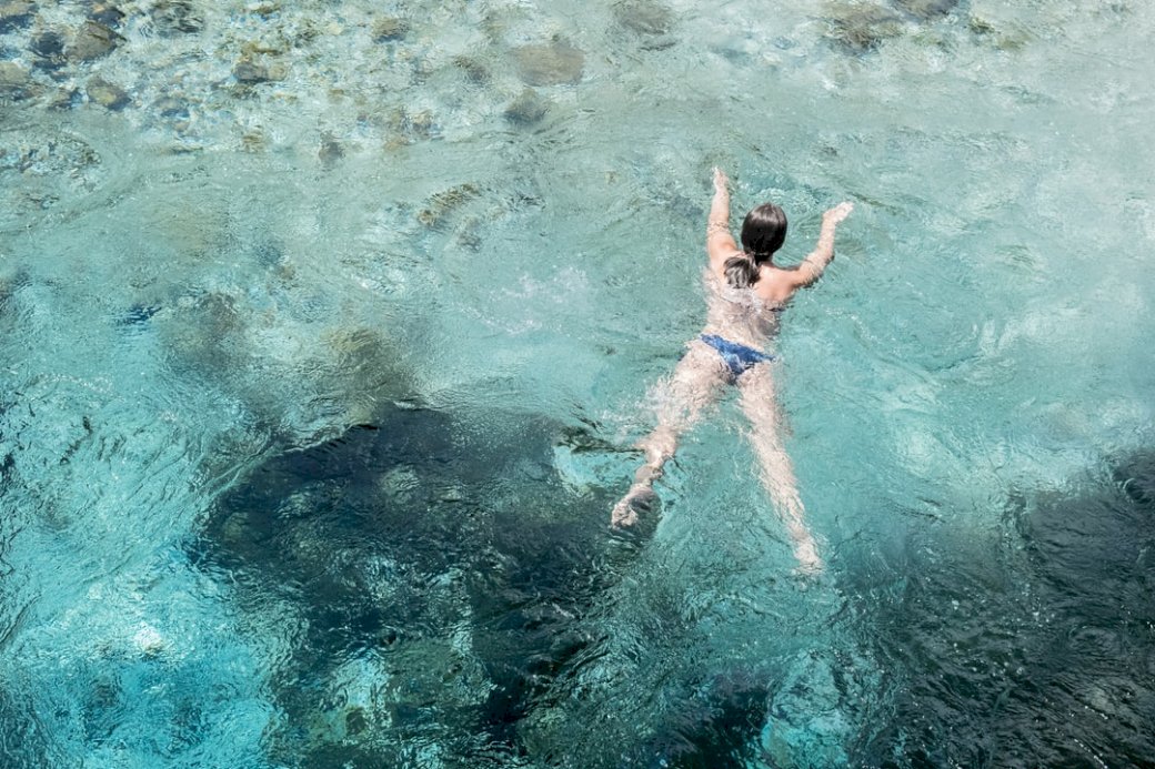 Kobieta, pływanie w rzece puzzle online