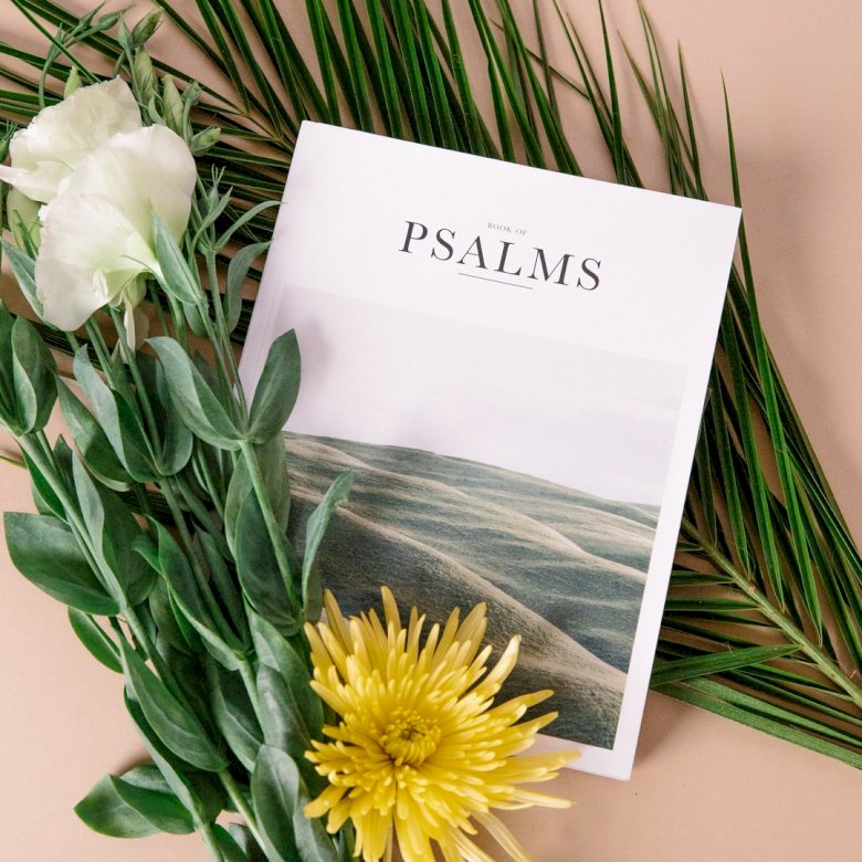 Księga Psalmów z żółtym i puzzle online