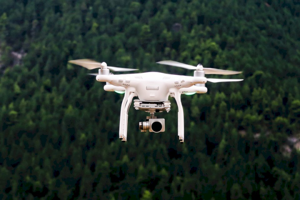 Biały dron w trakcie lotu puzzle online