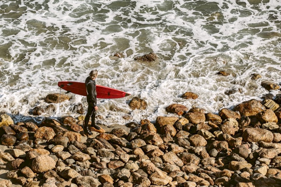 Surfer mierzy fale puzzle online