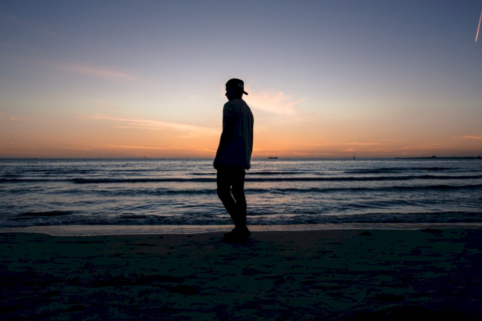 Mężczyzna stojący sylwetka plaży puzzle online