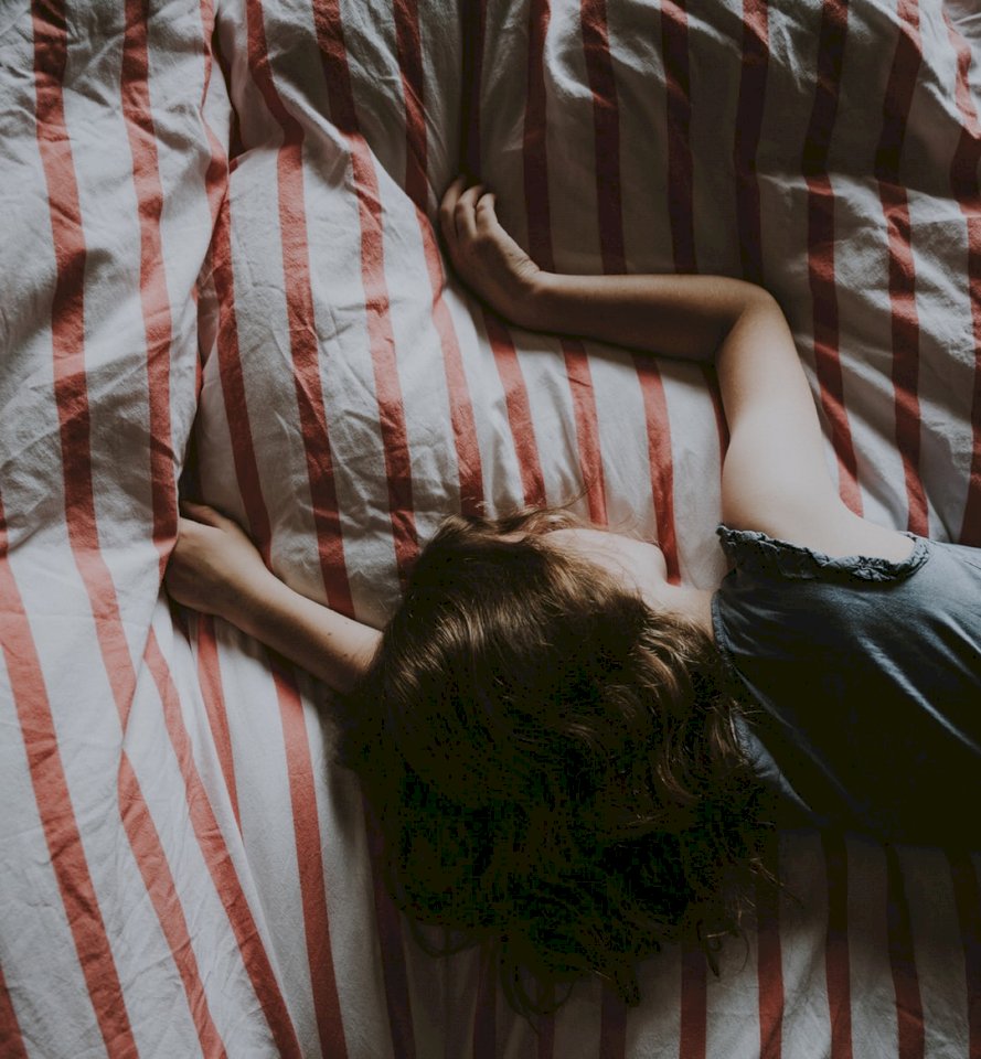 Dziewczyna śpi na łóżku puzzle online