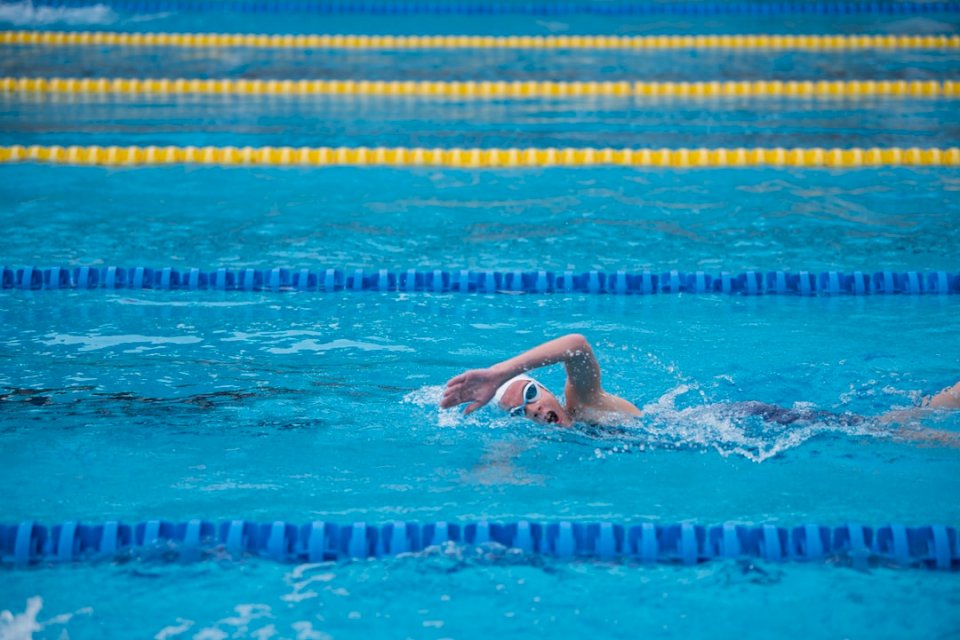 Pływaczka pływa z przodu puzzle online