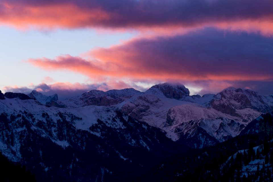 Ognisty zachód słońca w górach puzzle online
