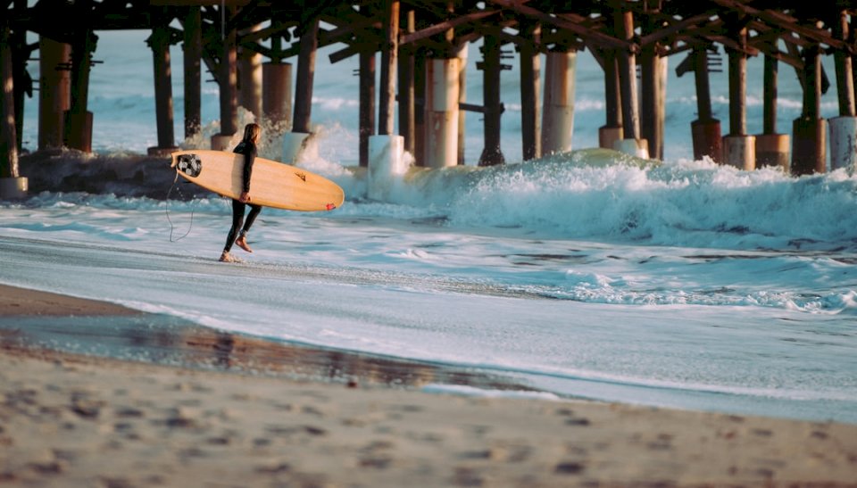 Surfer biegnie po fale puzzle online