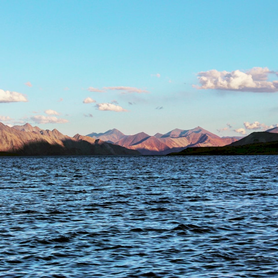 Jezioro Pangong w Leh, Ladakh puzzle online