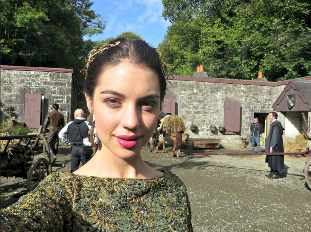 Adelaide Kane - Reign puzzle online