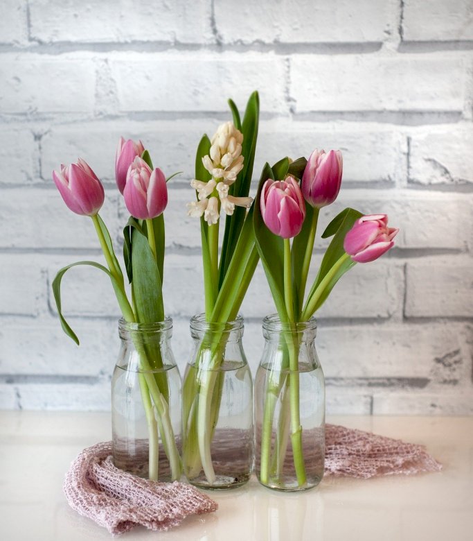 Różowe tulipany na stole puzzle online