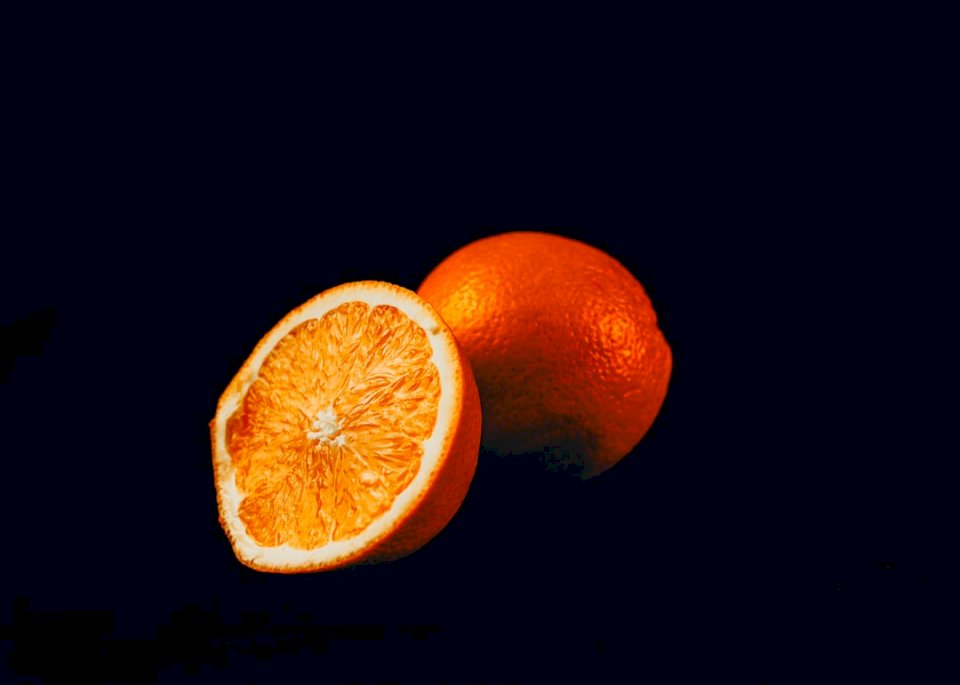Pomarańczowy na czarnym tle puzzle online