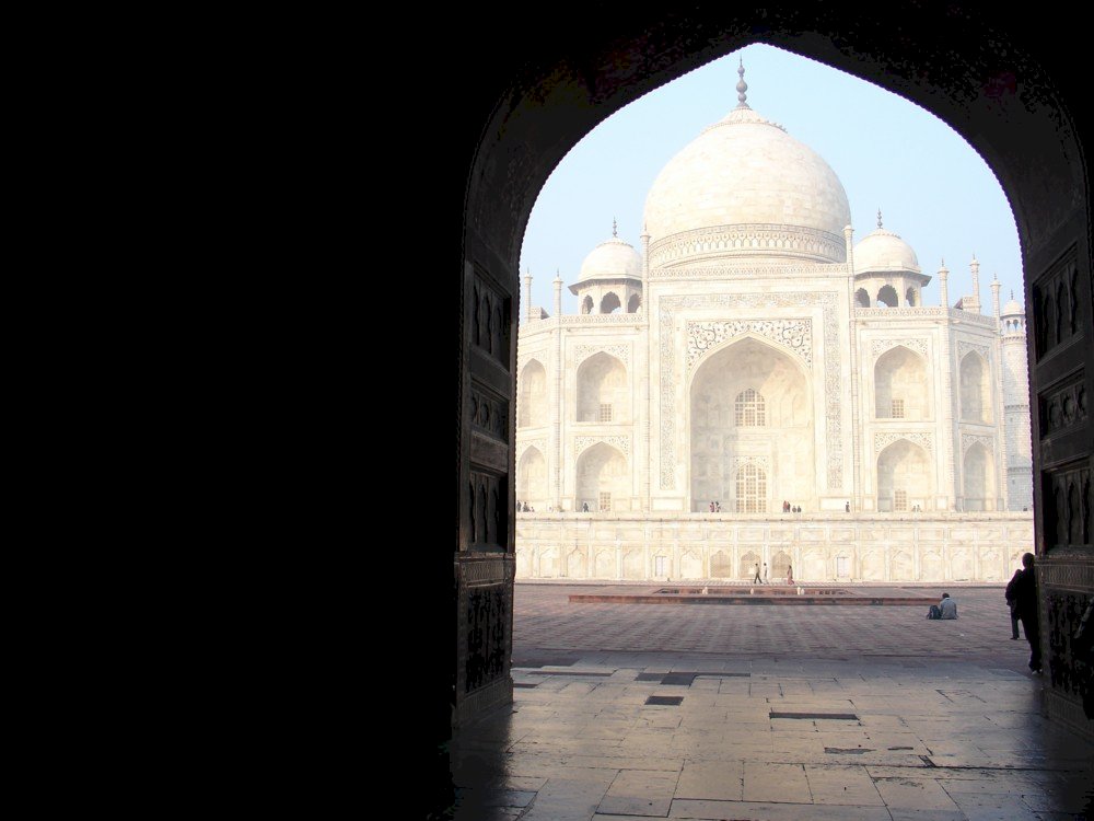 Taj Mahal widziany z meczetu puzzle online