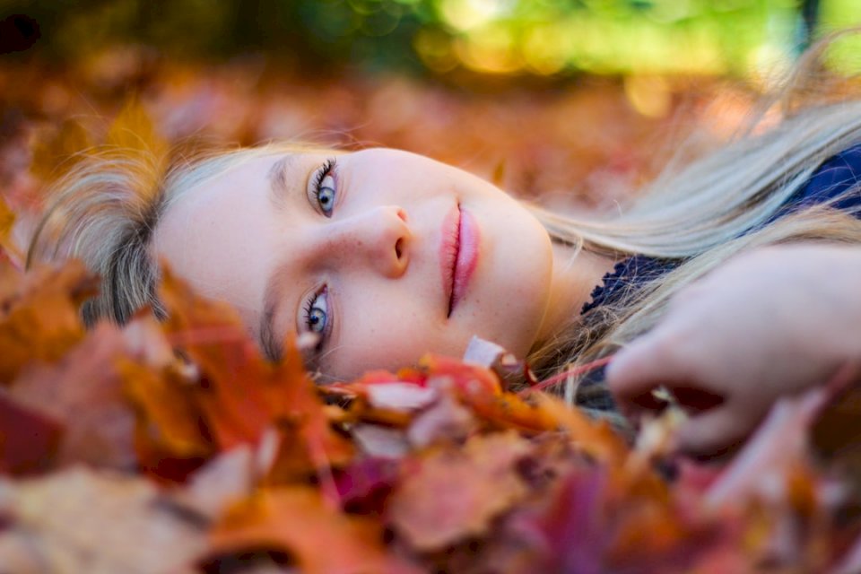 Kobieta leży w jesiennych liściach puzzle online