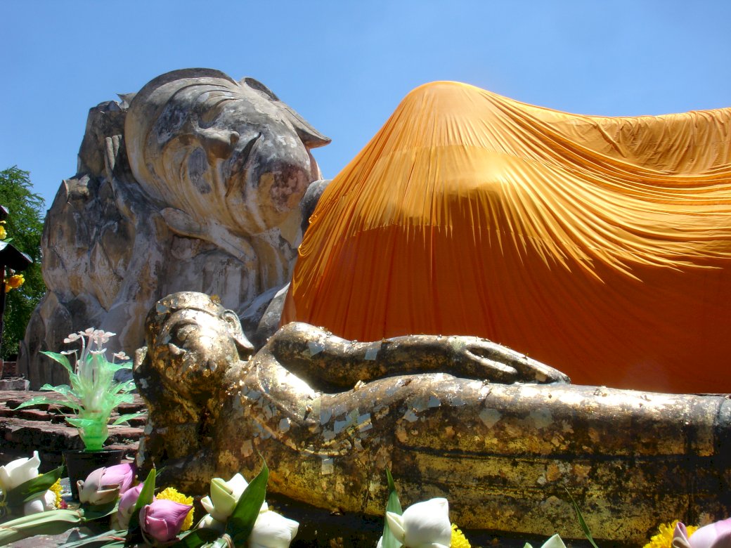 Opierać Buddha w Ayutthaya Tajlandia puzzle online