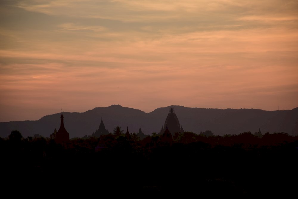 Zachód słońca w Bagan (Myanmar) puzzle online